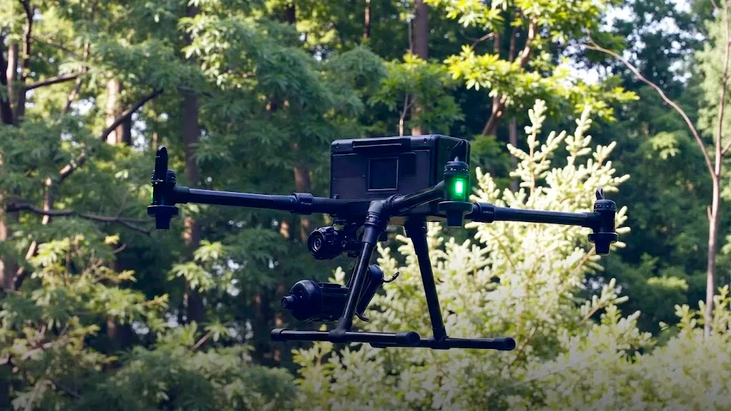 DJI Matrice 350 RTK — тяжёлый ударный мультикоптер, дополнительный ракурс