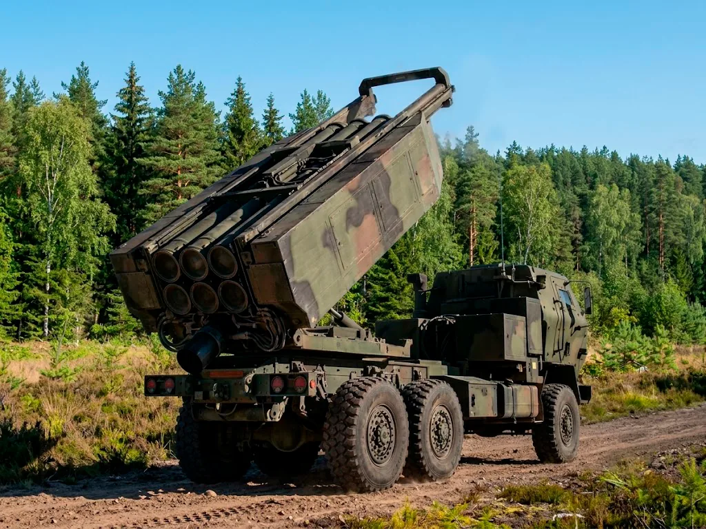 HIMARS (M142) — реактивная система залпового огня, дополнительный ракурс